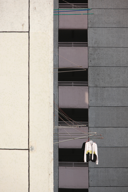 Les chaussettes de l'archiduchesse - Linge aux fenêtres à Hong Kong - Photo Charles Guy