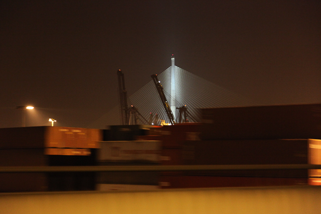 Port à containers de Hong Kong de nuit - Photo de Charles Guy