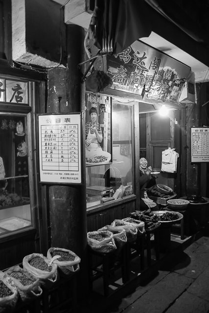 Dans les rues de Shanghai - Photos en noir et blanc de Charles GUY de la série Brut de Shanghai