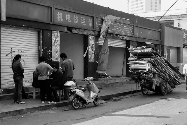 Dans les rues de Shanghai - Photos en noir et blanc de Charles GUY de la série Brut de Shanghai