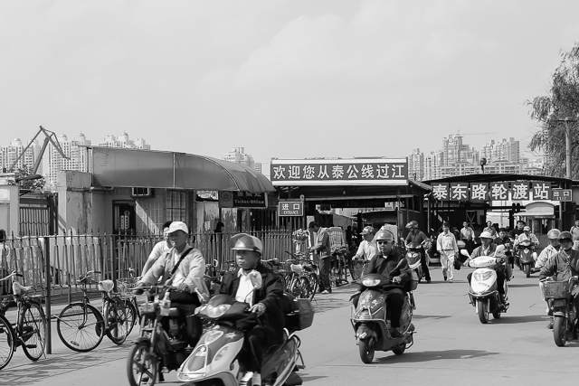 Dans les rues de Shanghai - Photos en noir et blanc de Charles GUY de la série Brut de Shanghai