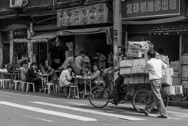 Dans les rues de Shanghai - Photos en noir et blanc de Charles GUY de la série Brut de Shanghai