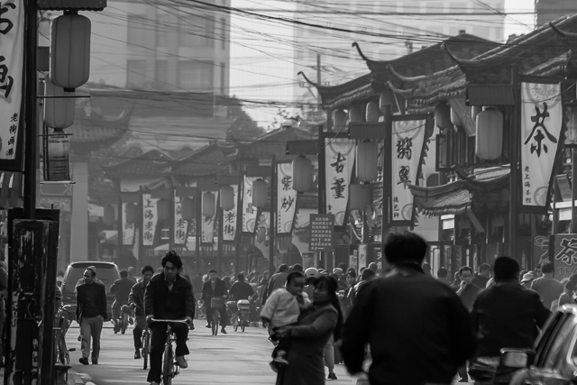 Dans les rues de Shanghai - Photos en noir et blanc de Charles GUY de la série Brut de Shanghai