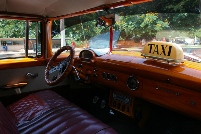 Conduite intérieure - Tableau de bord - Classic car - Automobiles américaines des années 50 à Cuba - Photo Charles GUY