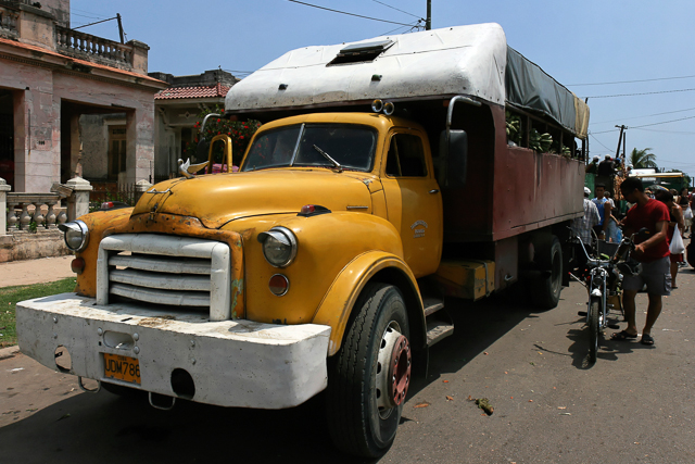 GMC Yellow truck - 1950 - Photo des classics cars de Cuba par Charles GUY