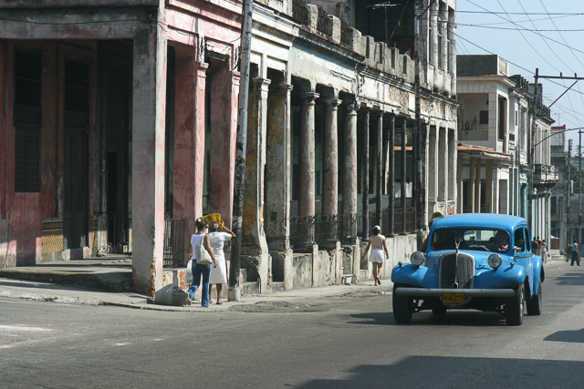 Voitures européennes des années 50 à Cuba d'après la série 