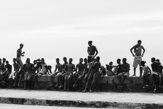 La jeunesse cubaine sur le Malecon - La Havane - Cuba - Photo de Charles GUY