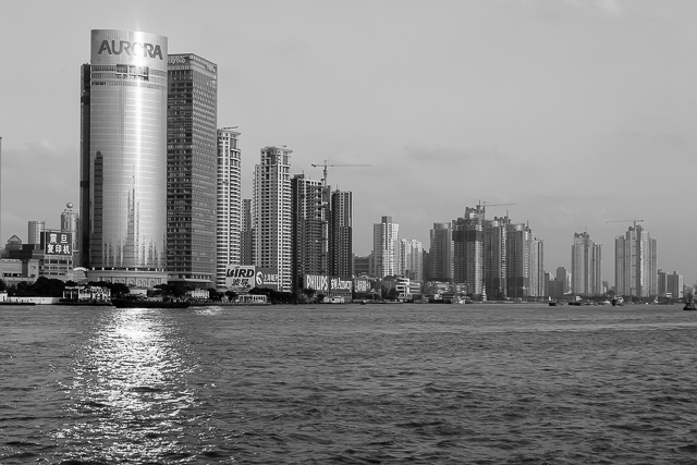 Traffic sur le Huangpu, bateaux, grues - Photos de Shanghai par Charles GUY