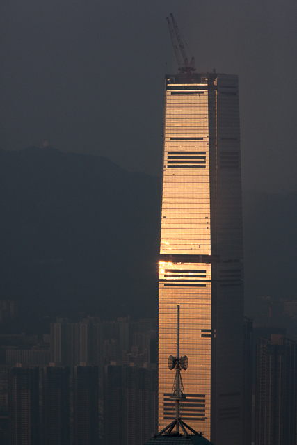 Kong Kong by night - Photo Charles GUY