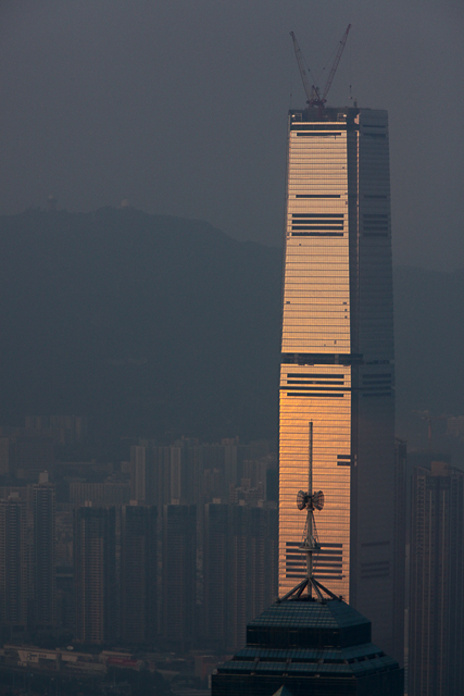 Kong Kong by night - Photo Charles GUY