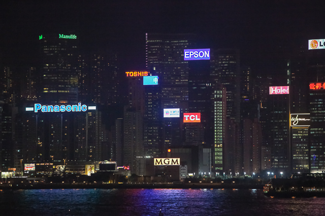 Kong Kong by night - Photo Charles GUY