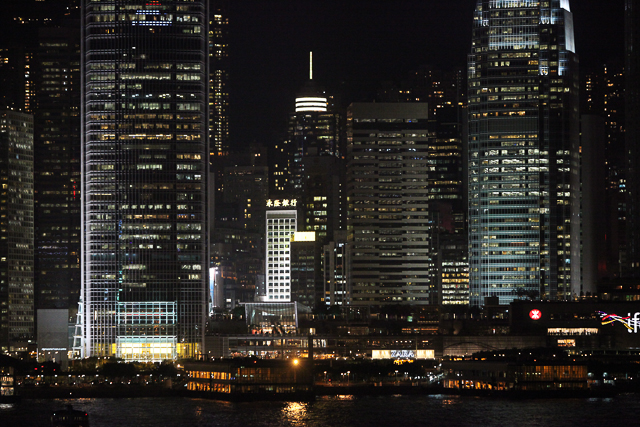 Kong Kong by night - Photo Charles GUY