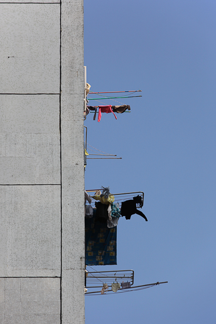 Les chaussettes de l'archiduchesse - Linge aux fenêtres à Hong Kong - Photo Charles Guy