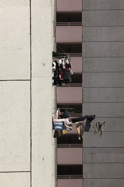 Les chaussettes de l'archiduchesse - Linge aux fenêtres à Hong Kong - Photo Charles Guy