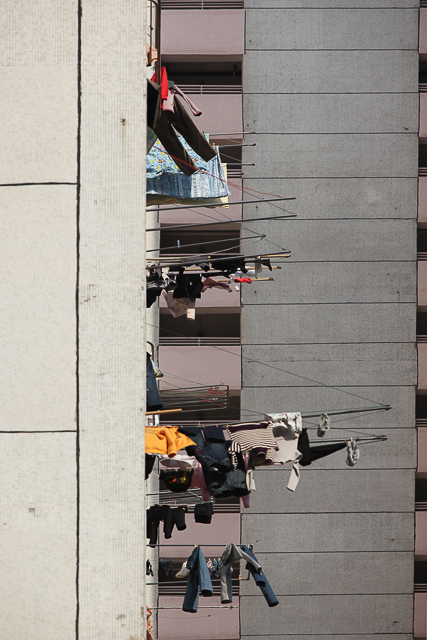 Les chaussettes de l'archiduchesse - Linge aux fenêtres à Hong Kong - Photo Charles Guy