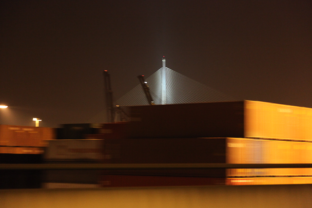 Port à containers de Hong Kong de nuit - Photo de Charles Guy