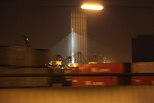 Port à containers de Hong Kong de nuit - Photo de Charles Guy