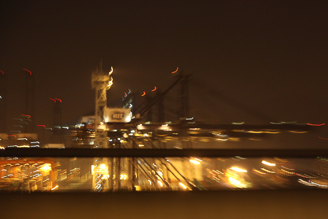 Port à containers de Hong Kong de nuit - Photo de Charles Guy