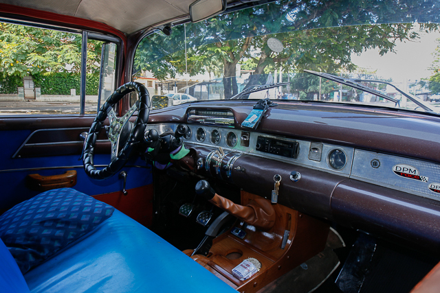 Conduite intérieure - Tableau de bord - Classic car - Automobiles américaines des années 50 à Cuba - Photo Charles GUY