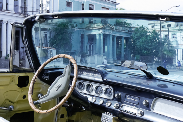 Conduite intérieure - Tableau de bord - Classic car - Automobiles américaines des années 50 à Cuba - Photo Charles GUY