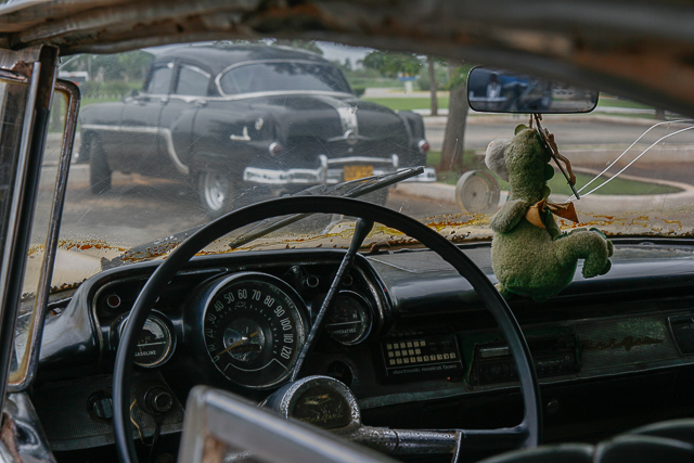 Conduite intérieure - Tableau de bord - Classic car - Automobiles américaines des années 50 à Cuba - Photo Charles GUY