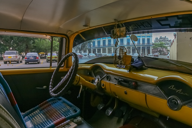 Conduite intérieure - Tableau de bord - Classic car - Automobiles américaines des années 50 à Cuba - Photo Charles GUY