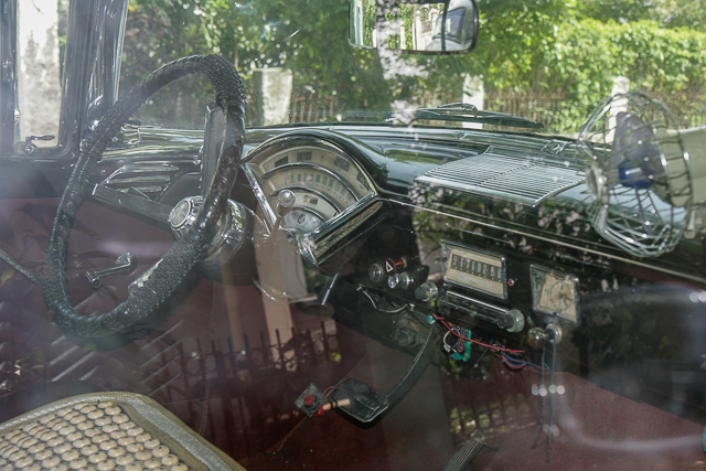 Conduite intérieure - Tableau de bord - Classic car - Automobiles américaines des années 50 à Cuba - Photo Charles GUY