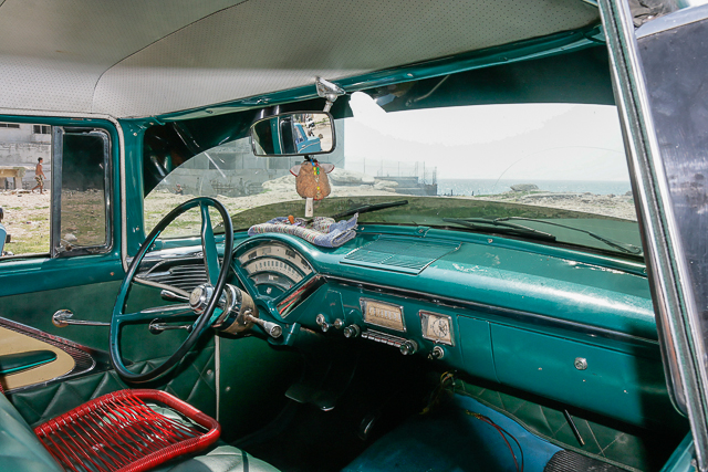 Conduite intérieure - Tableau de bord - Classic car - Automobiles américaines des années 50 à Cuba - Photo Charles GUY