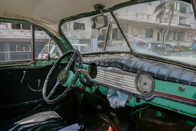 Conduite intérieure - Tableau de bord - Classic car - Automobiles américaines des années 50 à Cuba - Photo Charles GUY