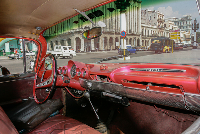 Conduite intérieure - Tableau de bord - Classic car - Automobiles américaines des années 50 à Cuba - Photo Charles GUY