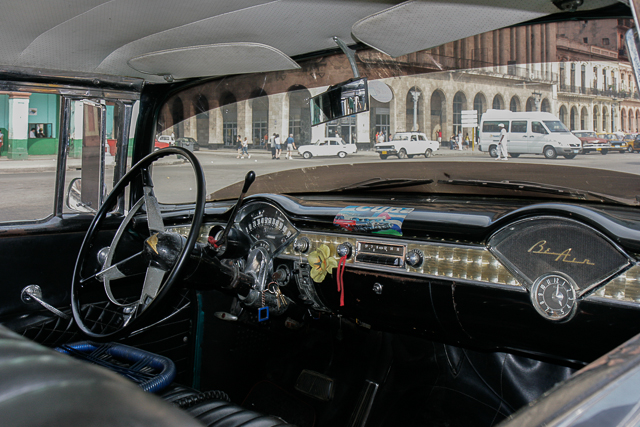 Conduite intérieure - Tableau de bord - Classic car - Automobiles américaines des années 50 à Cuba - Photo Charles GUY
