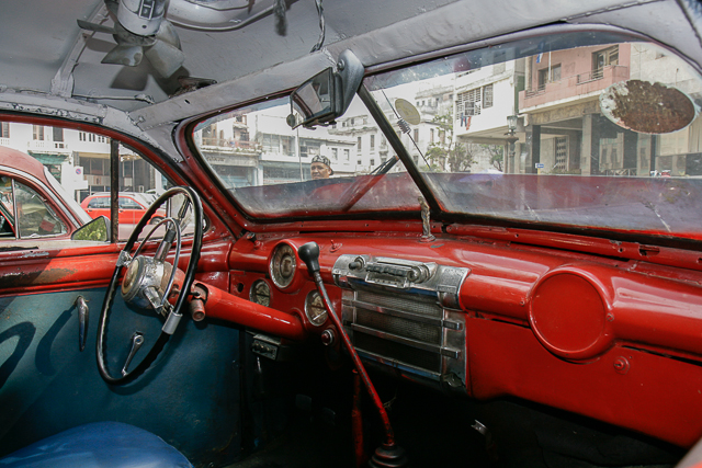 Conduite intérieure - Tableau de bord - Classic car - Automobiles américaines des années 50 à Cuba - Photo Charles GUY