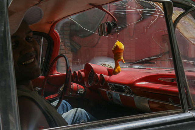 Conduite intérieure - Tableau de bord - Classic car - Automobiles américaines des années 50 à Cuba - Photo Charles GUY