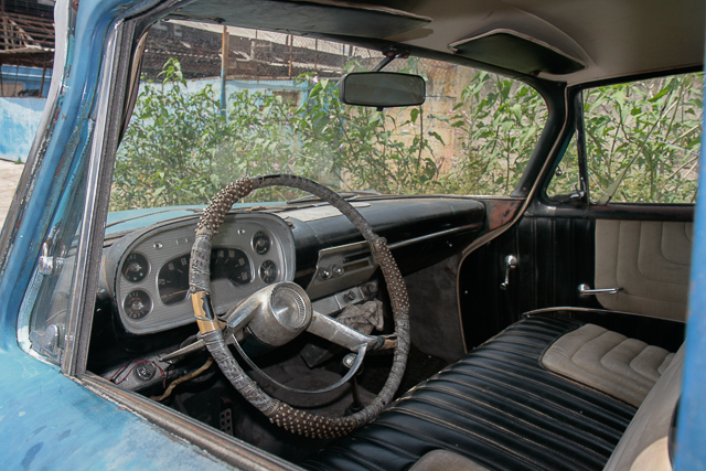 Conduite intérieure - Tableau de bord - Classic car - Automobiles américaines des années 50 à Cuba - Photo Charles GUY