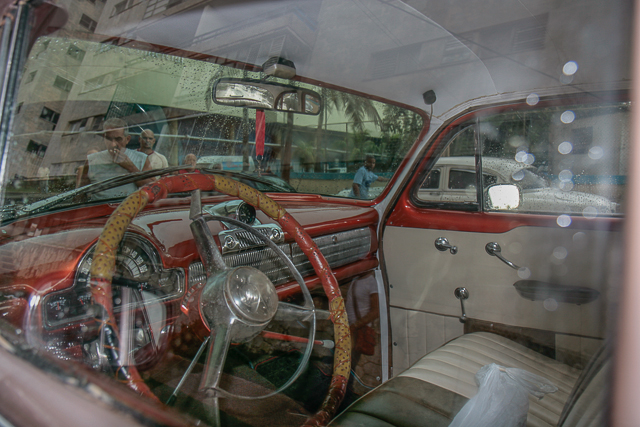 Conduite intérieure - Tableau de bord - Classic car - Automobiles américaines des années 50 à Cuba - Photo Charles GUY