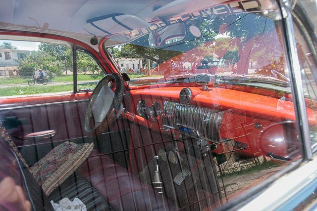 Conduite intérieure - Tableau de bord - Classic car - Automobiles américaines des années 50 à Cuba - Photo Charles GUY