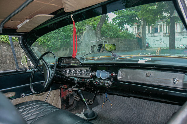 Conduite intérieure - Tableau de bord - Classic car - Automobiles américaines des années 50 à Cuba - Photo Charles GUY