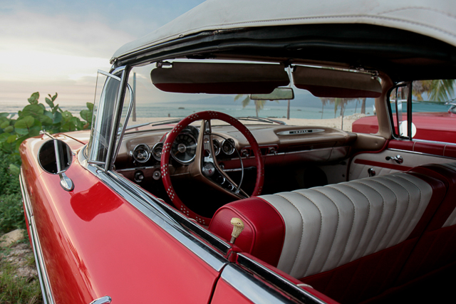 Conduite intérieure - Tableau de bord - Classic car - Automobiles américaines des années 50 à Cuba - Photo Charles GUY
