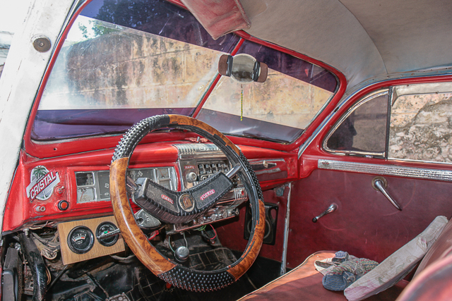 Conduite intérieure - Tableau de bord - Classic car - Automobiles américaines des années 50 à Cuba - Photo Charles GUY