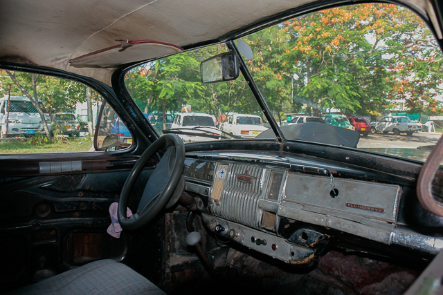 Conduite intérieure - Tableau de bord - Classic car - Automobiles américaines des années 50 à Cuba - Photo Charles GUY