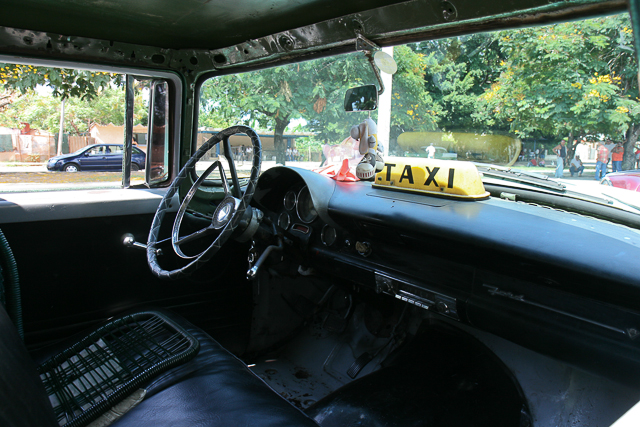 Conduite intérieure - Tableau de bord - Classic car - Automobiles américaines des années 50 à Cuba - Photo Charles GUY