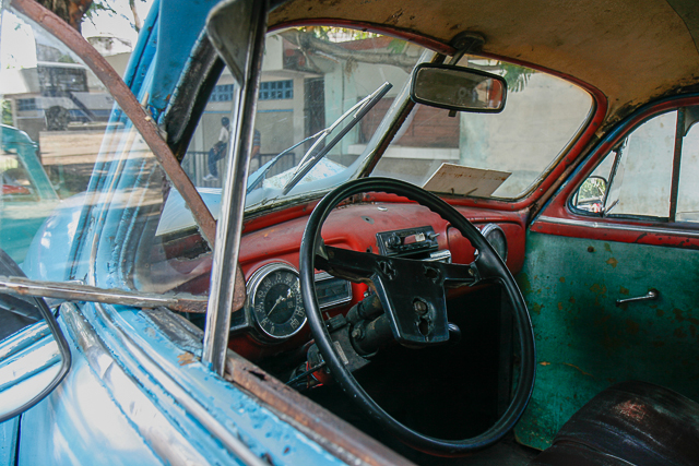 Conduite intérieure - Tableau de bord - Classic car - Automobiles américaines des années 50 à Cuba - Photo Charles GUY