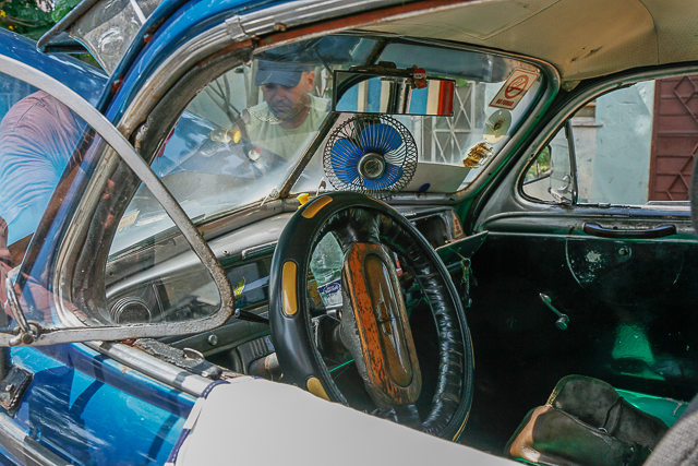 Conduite intérieure - Tableau de bord - Classic car - Automobiles américaines des années 50 à Cuba - Photo Charles GUY