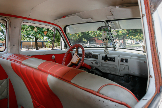 Conduite intérieure - Tableau de bord - Classic car - Automobiles américaines des années 50 à Cuba - Photo Charles GUY