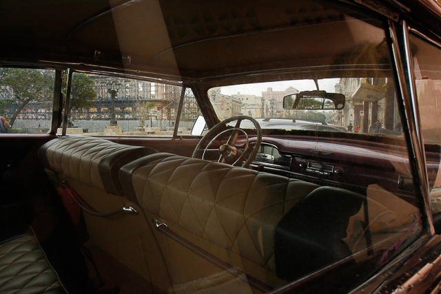 Conduite intérieure - Tableau de bord - Classic car - Automobiles américaines des années 50 à Cuba - Photo Charles GUY