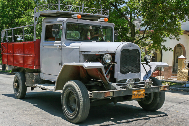 Old trucks et autres camions des années 50 - Cuba - Photo de Charles GUY