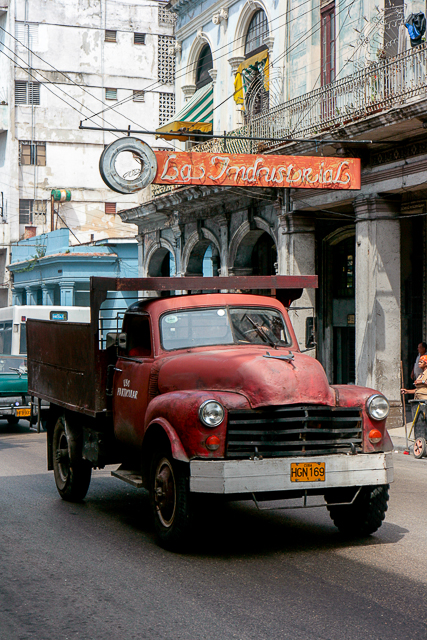 Old trucks et autres camions des années 50 - Cuba - Photo de Charles GUY