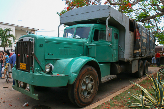 Old trucks et autres camions des années 50 - Cuba - Photo de Charles GUY