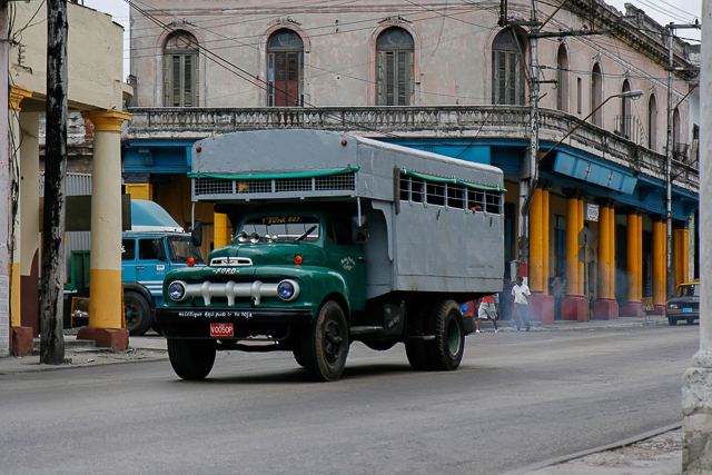 Old trucks et autres camions des années 50 - Cuba - Photo de Charles GUY