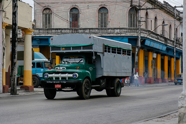 Old trucks et autres camions des années 50 - Cuba - Photo de Charles GUY